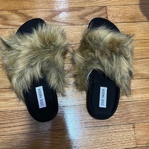 STEVE MADDEN NEW FURRY SANDALS GREAT FOR SUMMER TIME